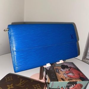 Authentic Louis Vuitton Blue Epi-leather Long wallet. Vintage piece dated 1997.